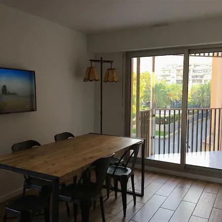 - Quartier Du Port
